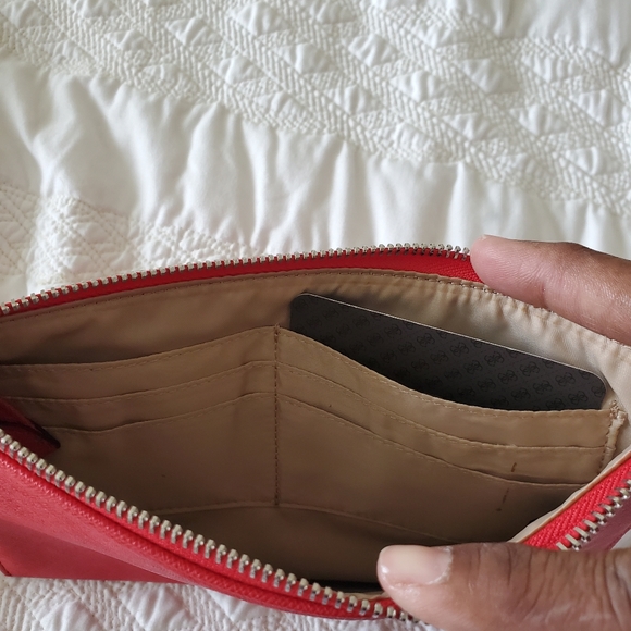 Guess clutch purse - Picture 4 of 4